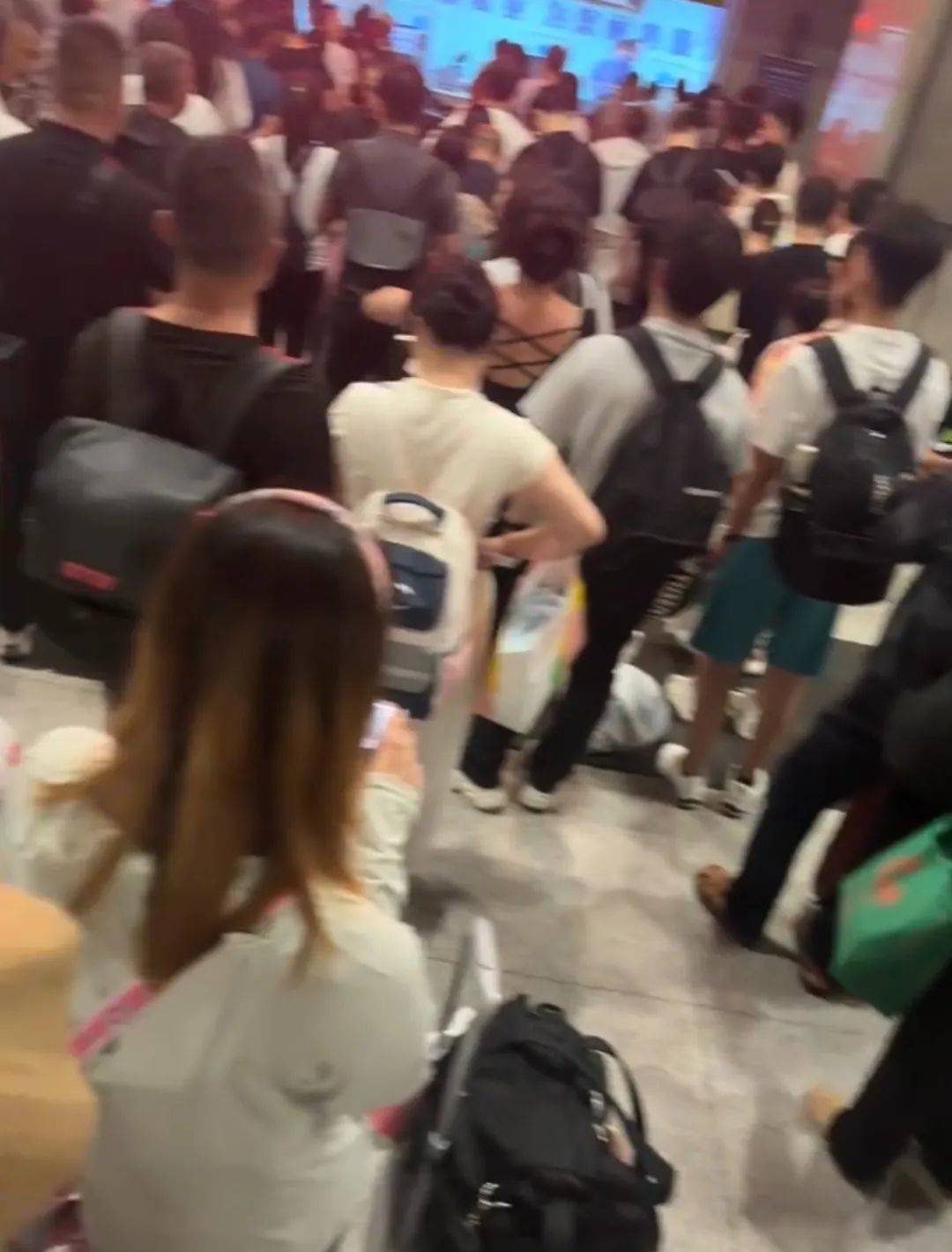 吉林开往西安的K1572次列车半路折返，不少旅客滞留天津站，12306回应