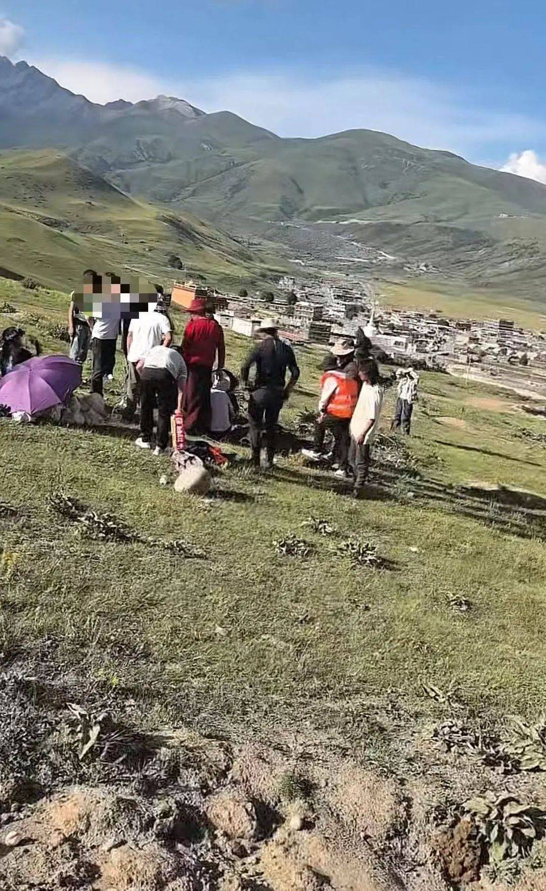 游客车钥匙被土拨鼠“叼走”，川西当地人挖洞帮忙找回