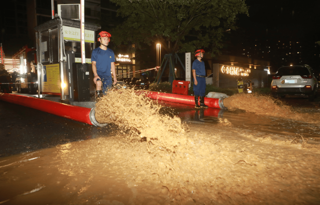 暴雨袭击，肇庆多地被淹，这些身影挺身而出→