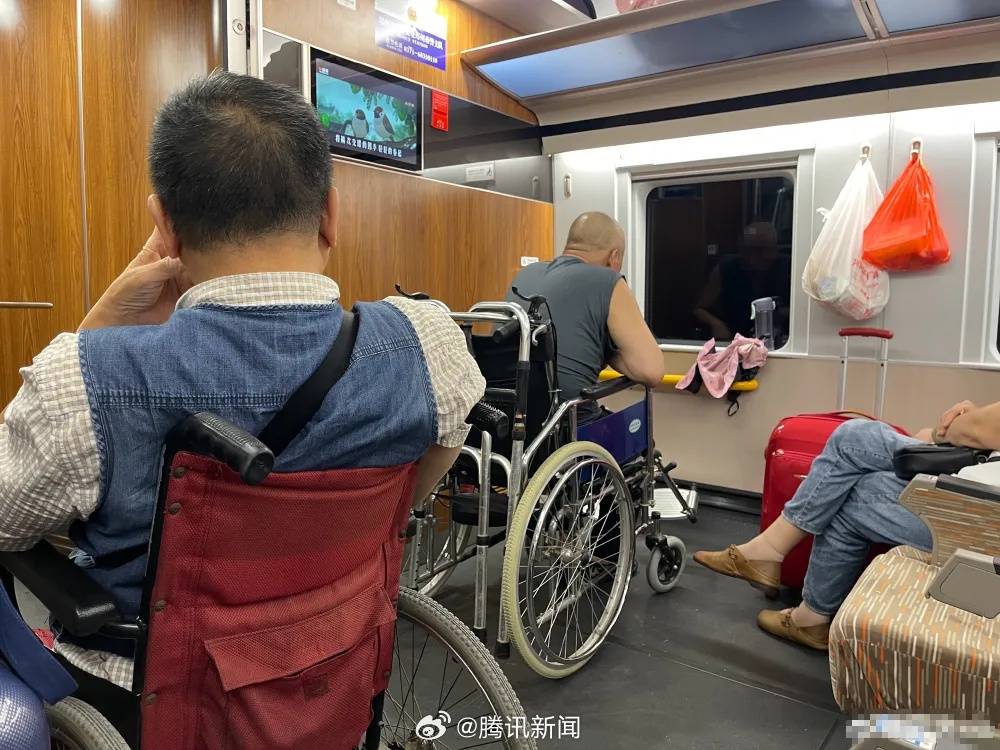 12306系统将残疾人座位分配给普通旅客，七旬老人高铁厕所旁坐轮椅4小时