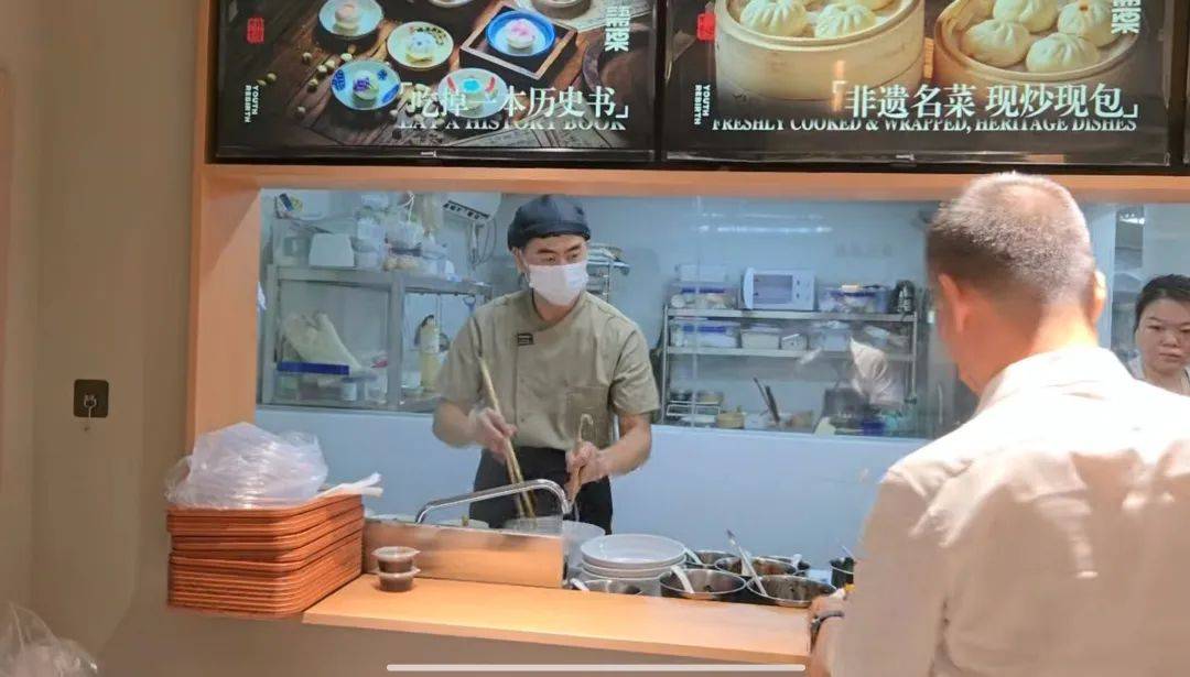 长沙一饭店只招35岁以上员工，有人卷铺盖守在门口应聘，95后老板回应