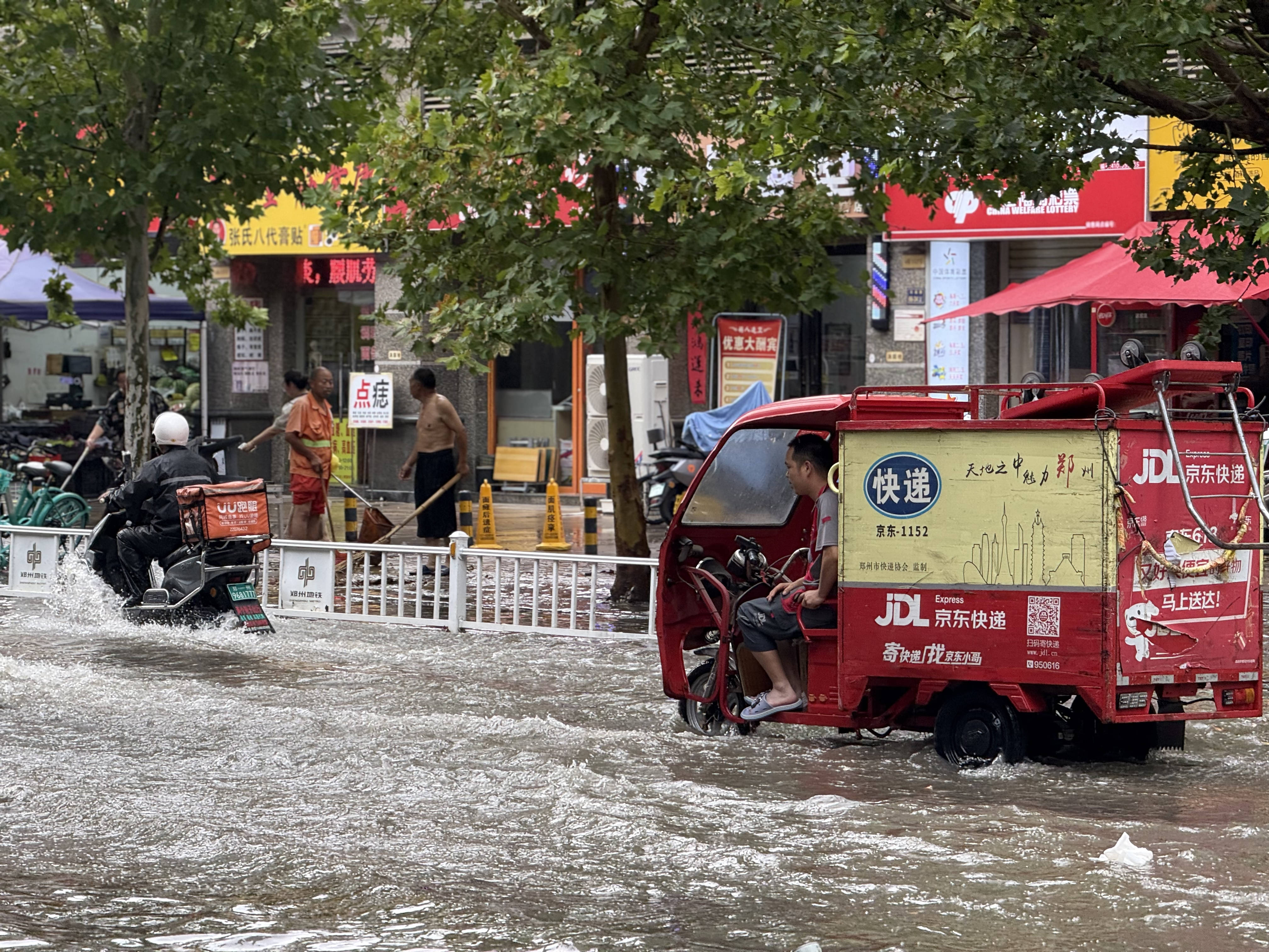 郑州金水区部分道路积水较重,网约车排队超百人