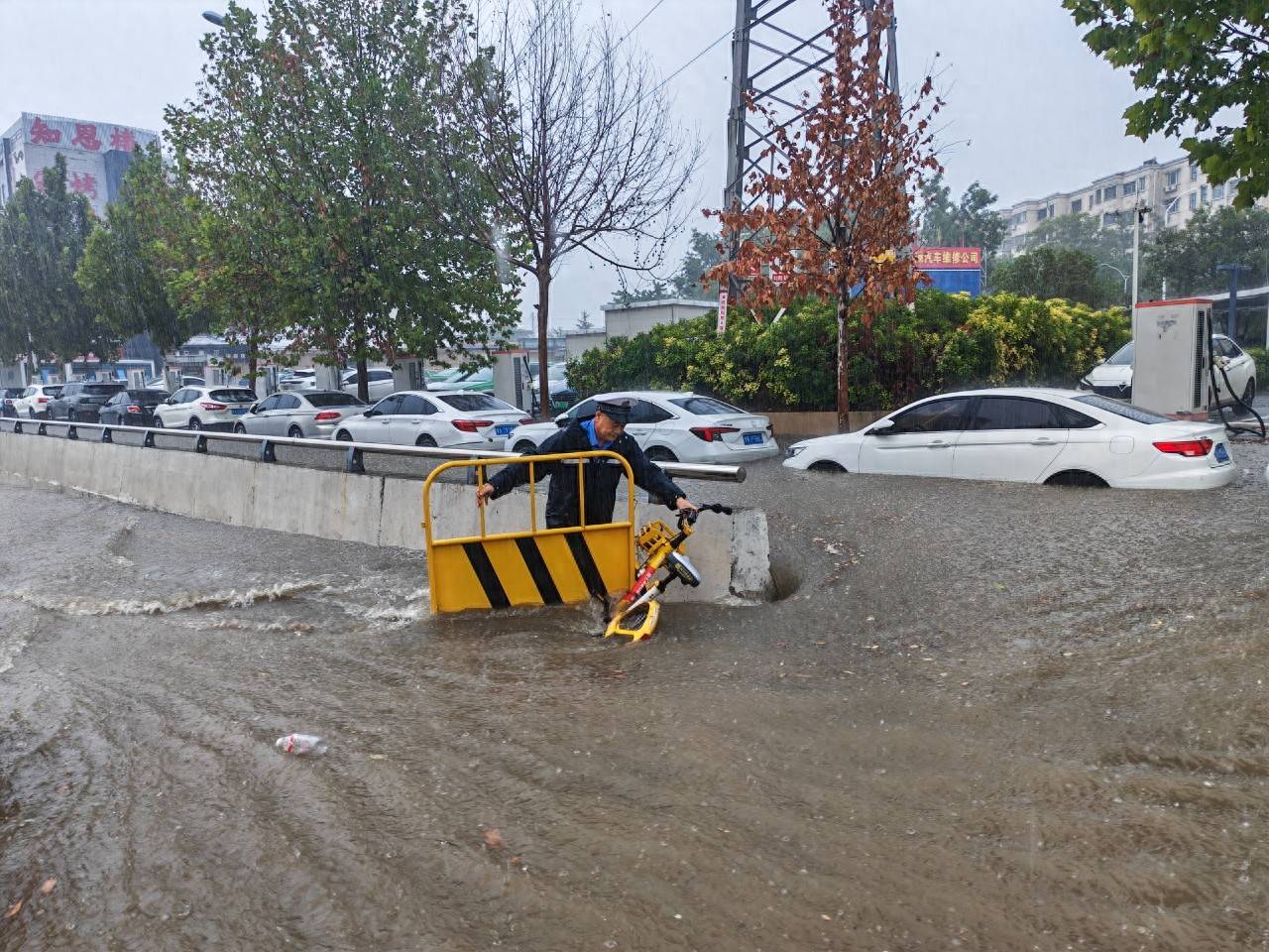 暴雨来袭,郑州交警全力保障道路安全畅通