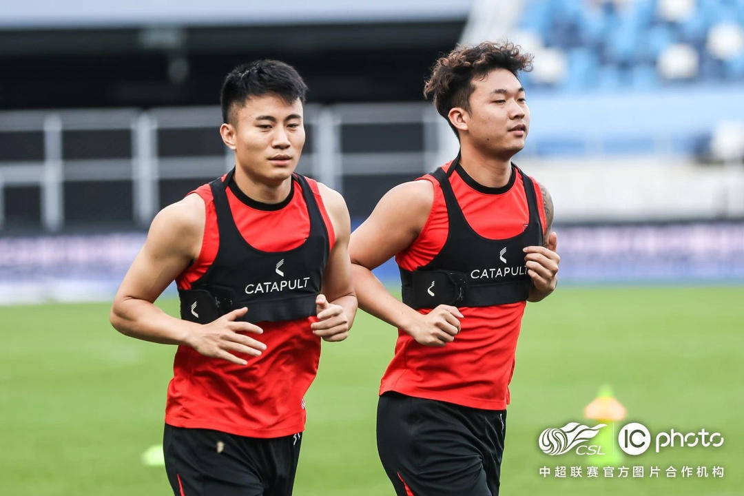 费利佩和甘超破门 成都蓉城客场2:0战胜大连英博