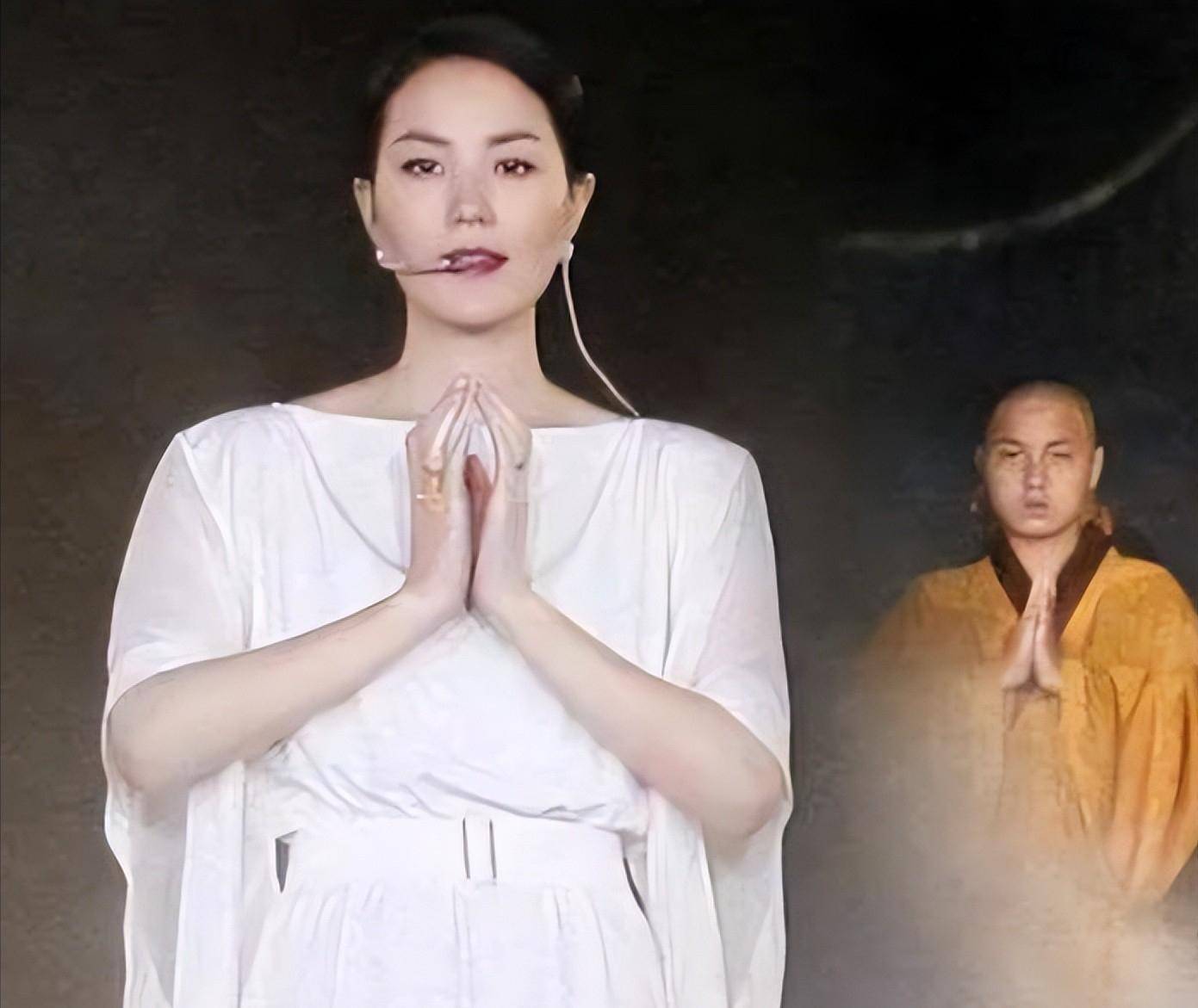 作为乐坛天后王菲还演唱过不少佛教歌曲,像《金刚经》《心经》这些都