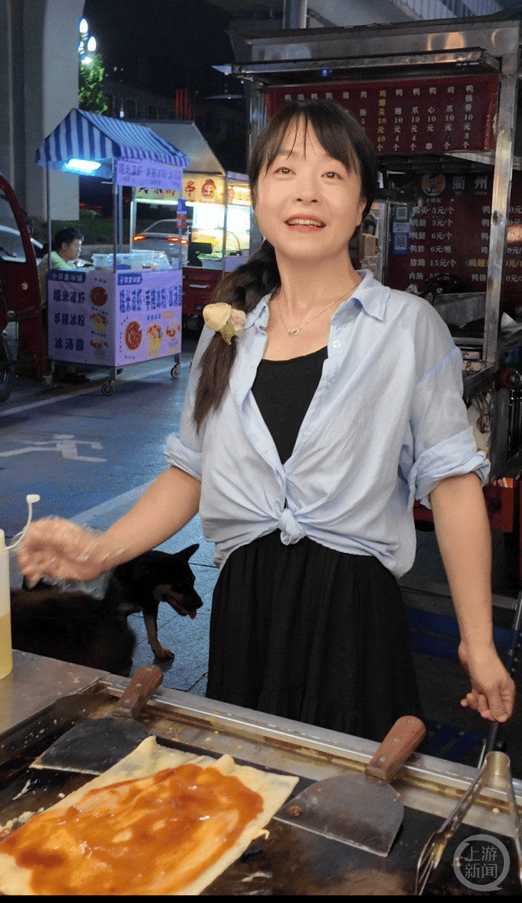 失去双腿的她在夜市摆摊 成了夜市里的“团宠”