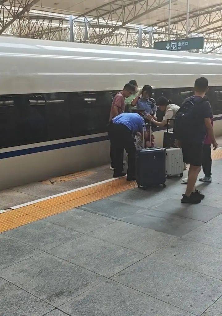 突发！沈阳北站3岁女童掉入站台与G1208次列车间缝隙，列车长飞奔救援
