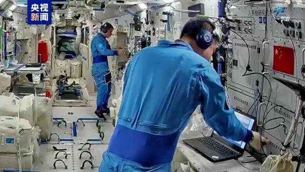 天宫周记丨新舱外服启封、互采咽拭子 航天员“太空出差”可太充实了