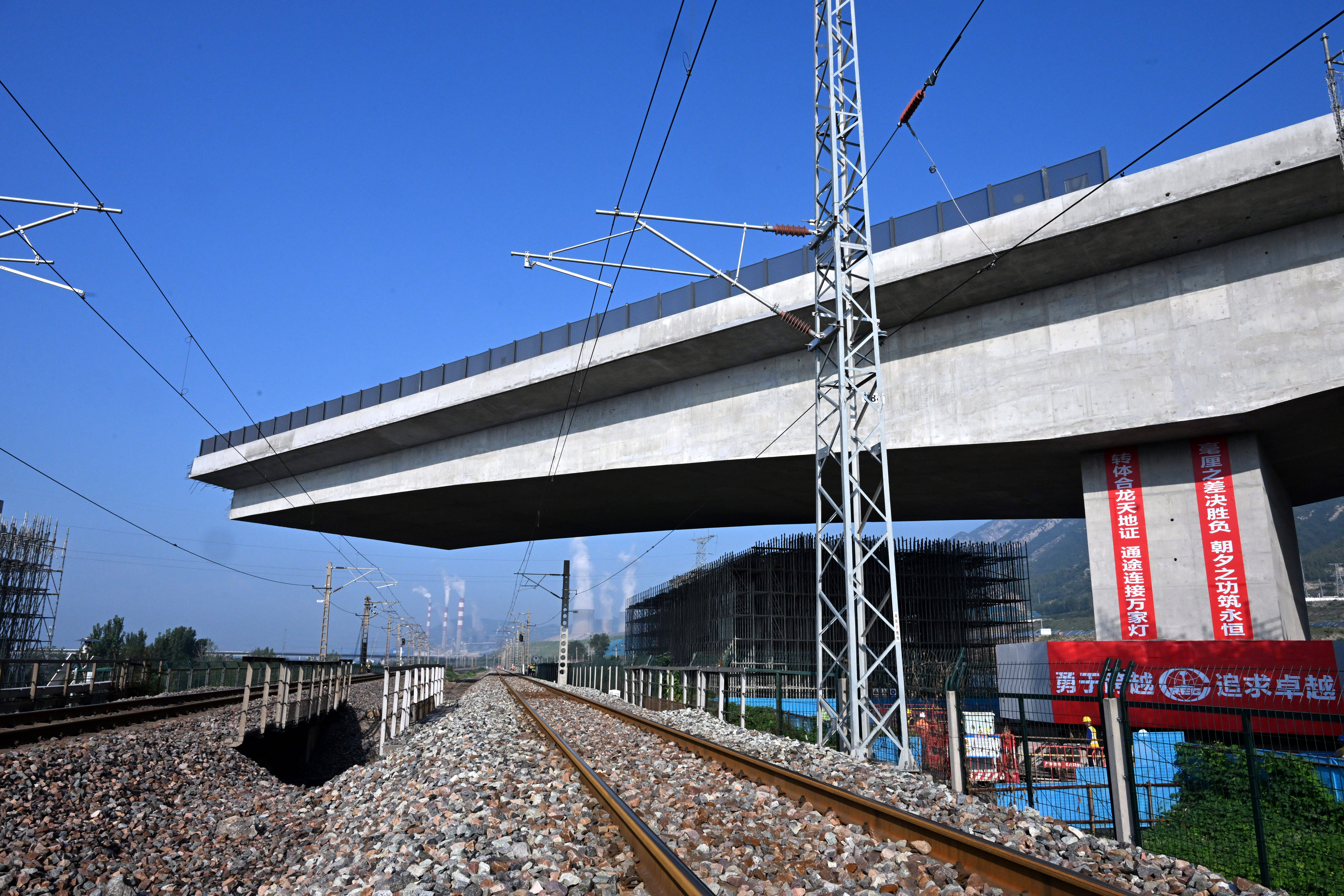 河南沿太行山高速公路跨焦柳铁路立交桥成功转体
