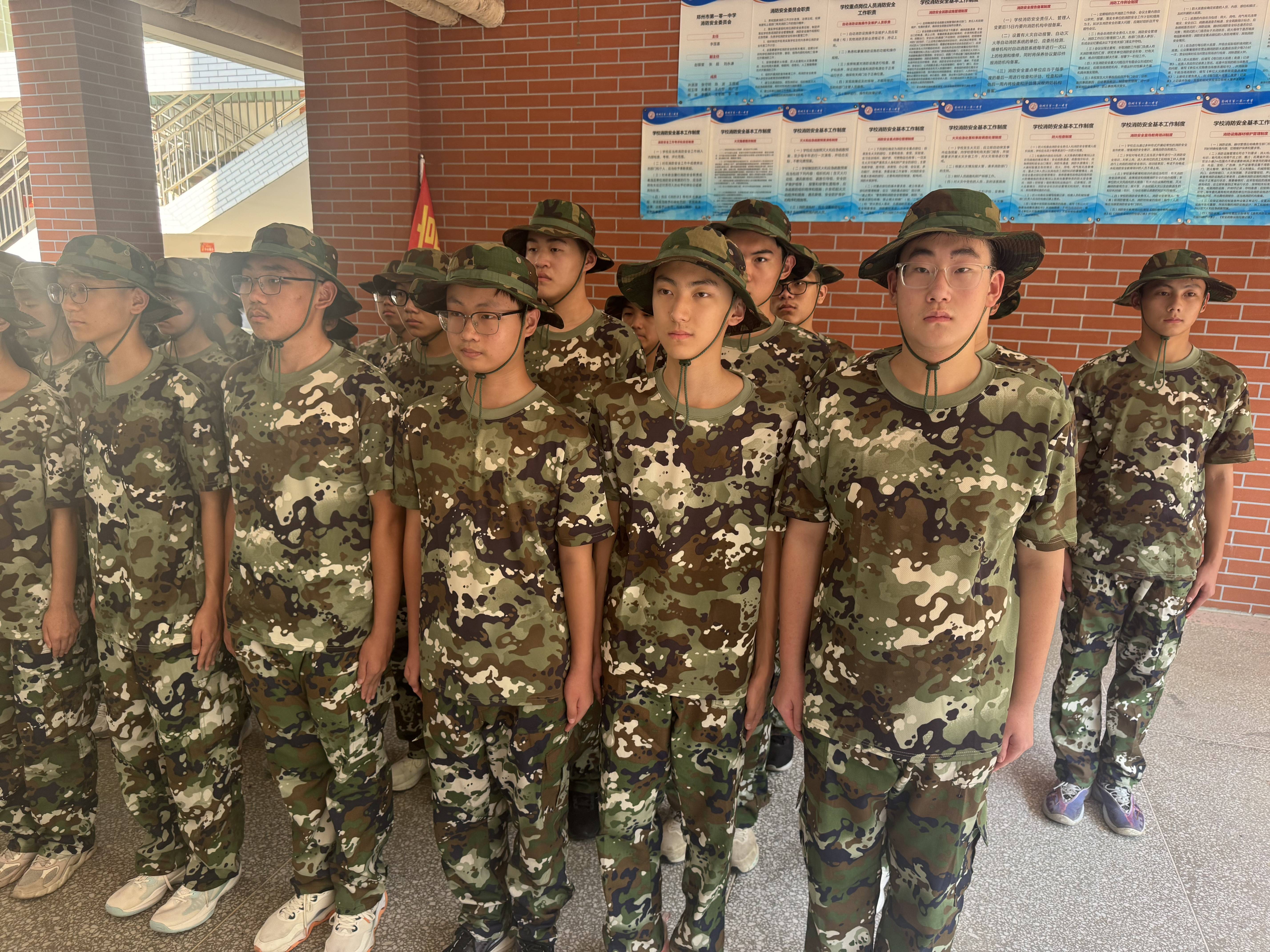 郑州市第101中学军训场上的两顶帽子：刚柔并济的成长课