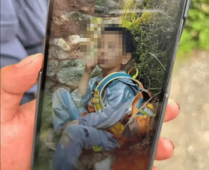 失去的8岁男孩在坎格山（Cangshan），不幸的是达