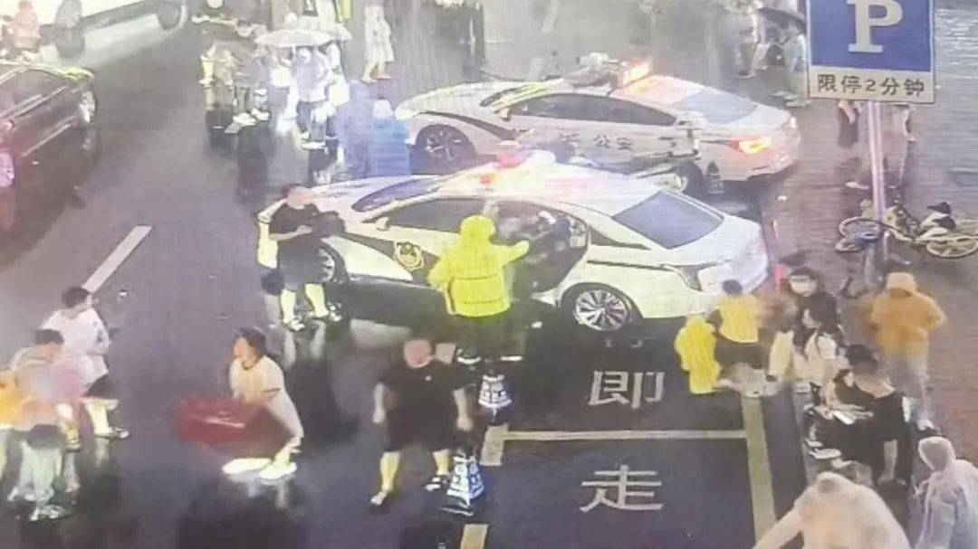 事发长春动植物公园！执勤交警被监控拍到，网友纷纷点赞！