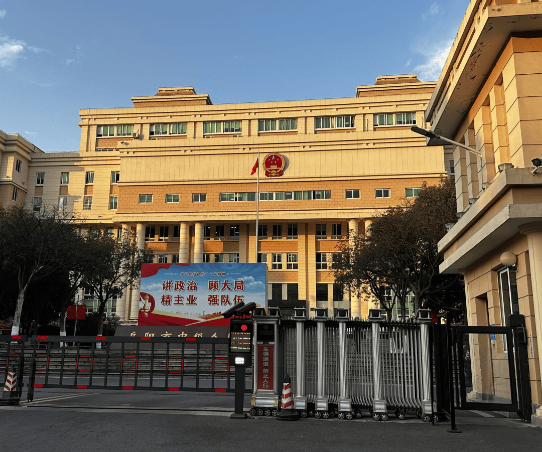 七旬教师收110万迁坟款，被控敲诈勒索判刑10年将重审；涉事矿企：我们没报案