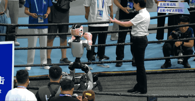 爆笑，机器人运动会乐子大赏：宇树「撞人逃逸」，还有一堆躺平摸鱼的铁憨憨