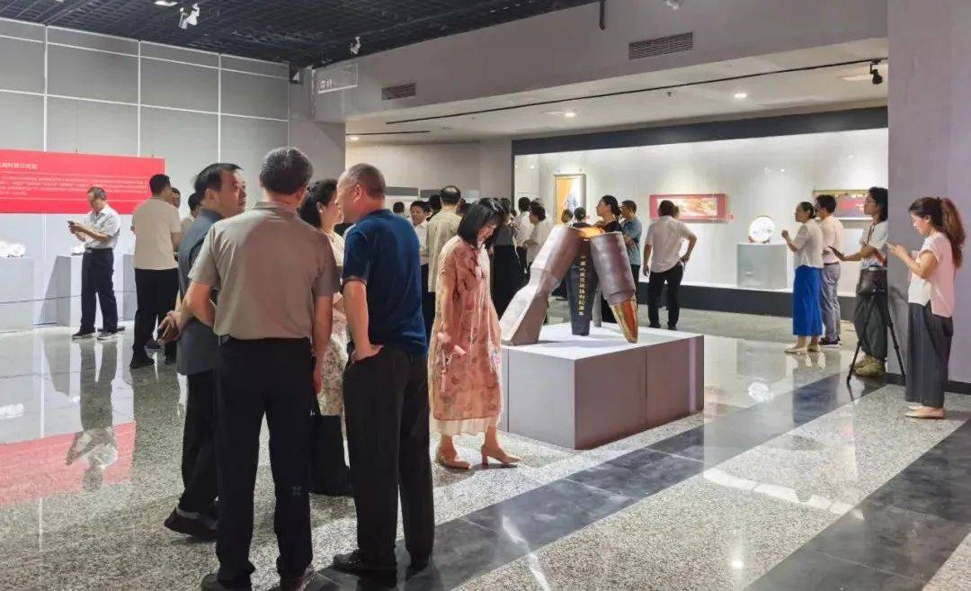 纪念中国人民抗日战争暨世界反法西斯战争胜利80周年主题陶瓷展在景德镇美术馆开幕