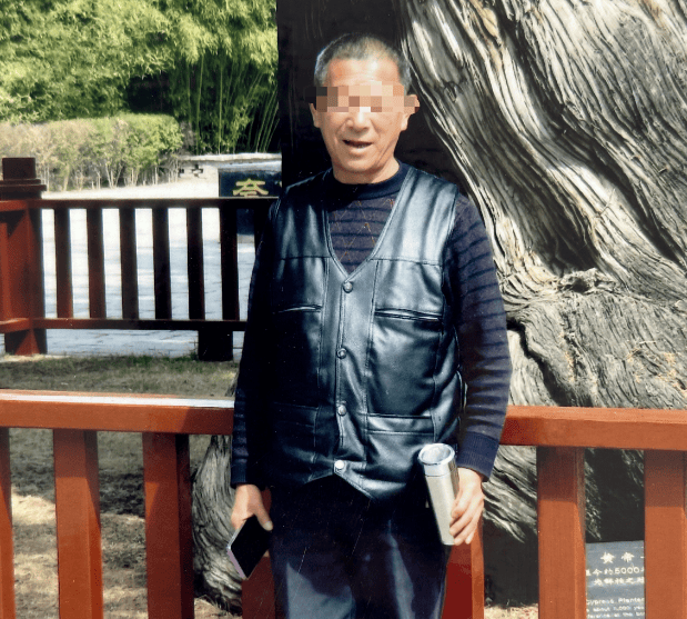 七旬教师收110万迁坟款，被控敲诈勒索判刑10年将重审；涉事矿企：我们没报案
