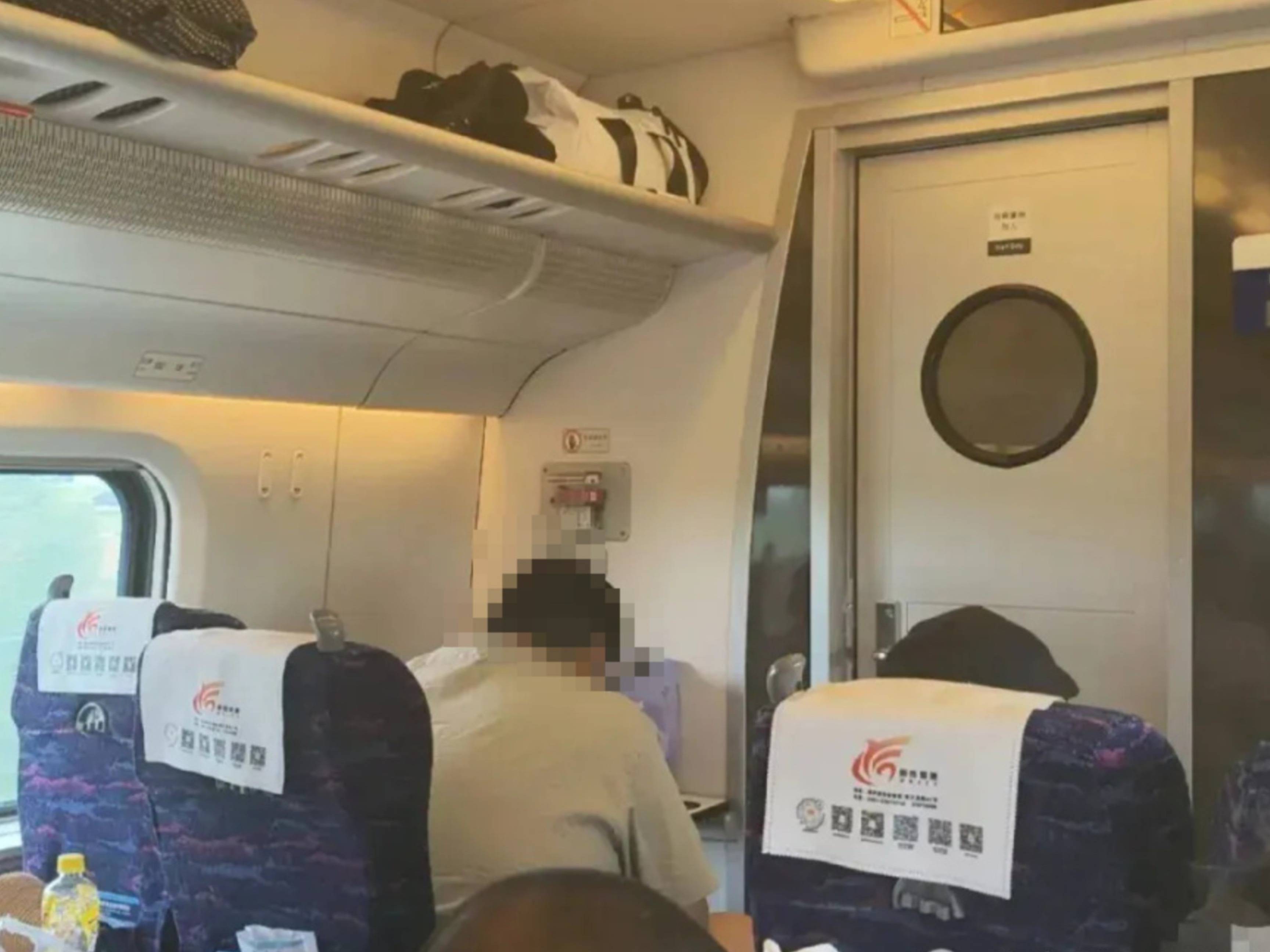 乘客称高铁邻座大体型男子致拥挤，质疑铁路部门未考虑乘客体型差异，12306回应