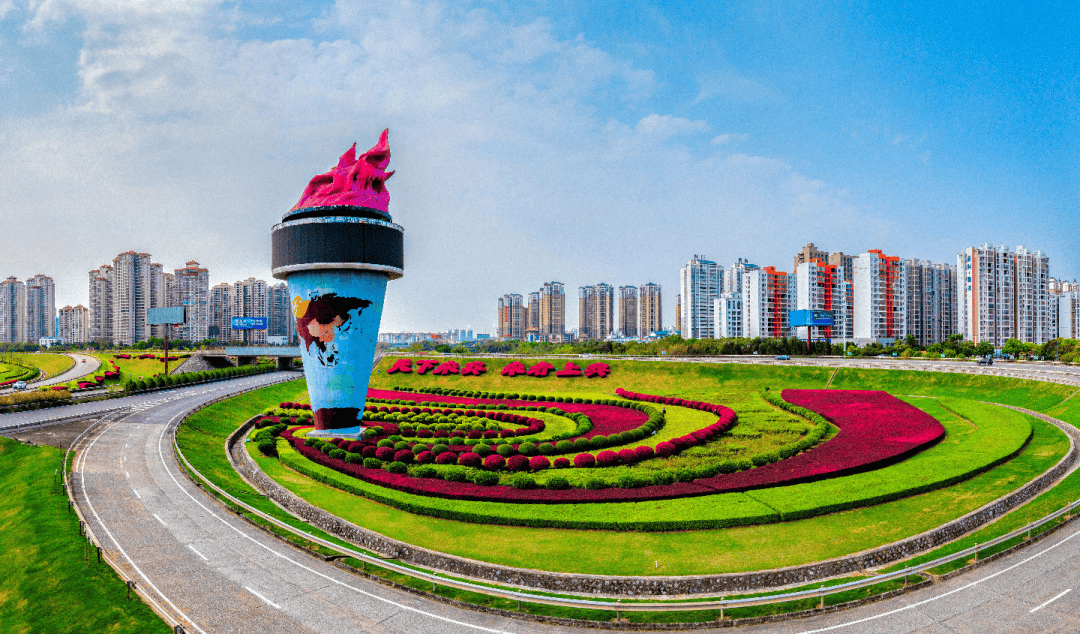 来宾火炬 图源:覃健/摄市民健身步道位于来宾大道两侧景观带内,绷至