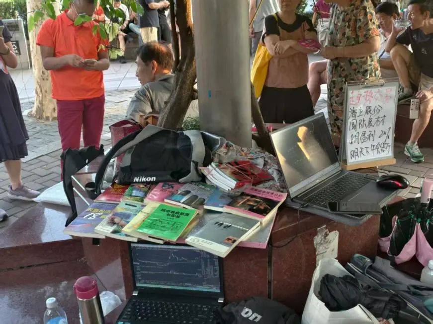 人声鼎沸！“马路股市沙龙”又火了，有老股民全仓券商股！“等了10个月，终于大赚了！”