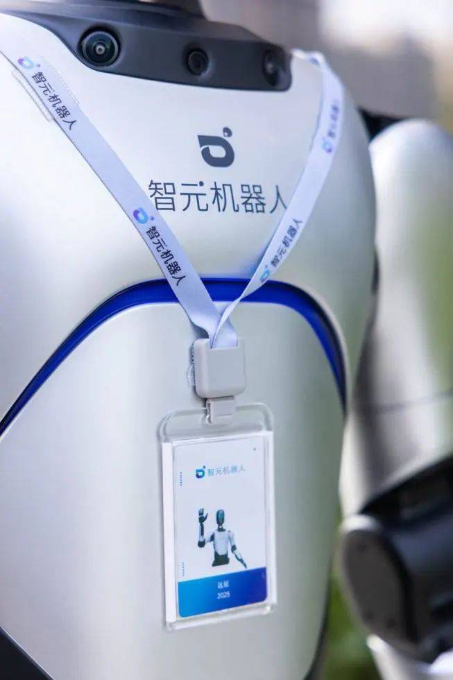 全球首次!智元人形机器人开启"夏日city walk"24小时直播