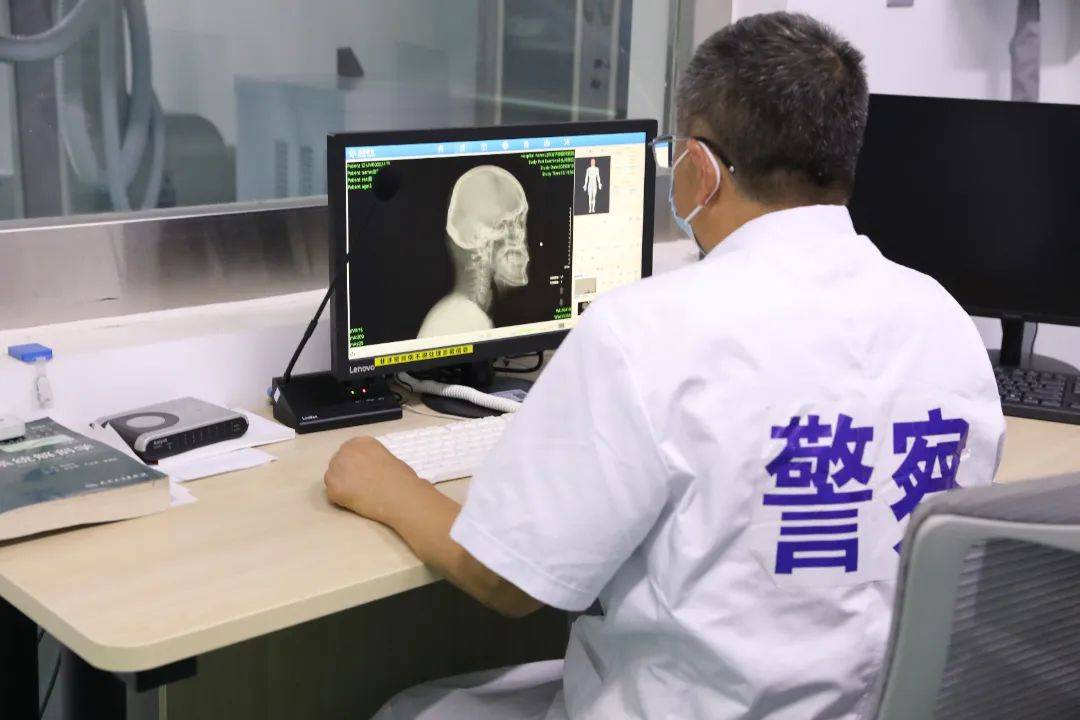 中国医师节 | 致敬高墙里的“警医卫”
