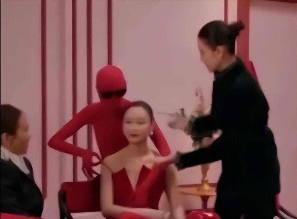 “倪妮背布洛芬走红毯”冲上热搜，调侃“他叫小帅，我是小美”！宋佳贴心给“小帅”戴墨镜