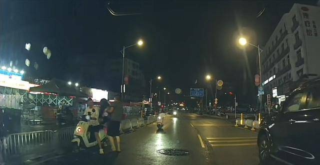 三男子凌晨街头欲将一疑似醉酒女子抬上车，路过车主及时喝止并送派出所