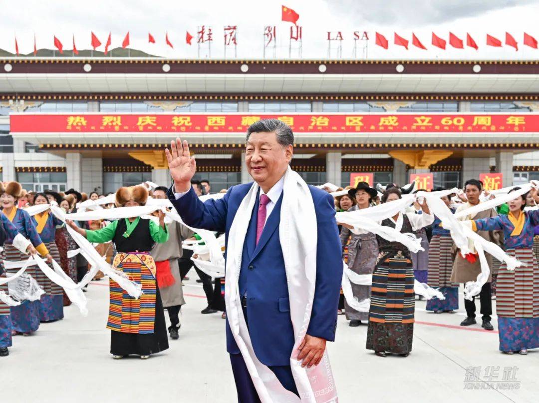 习近平率中央代表团抵达拉萨出席西藏自治区成立60周年庆祝活动