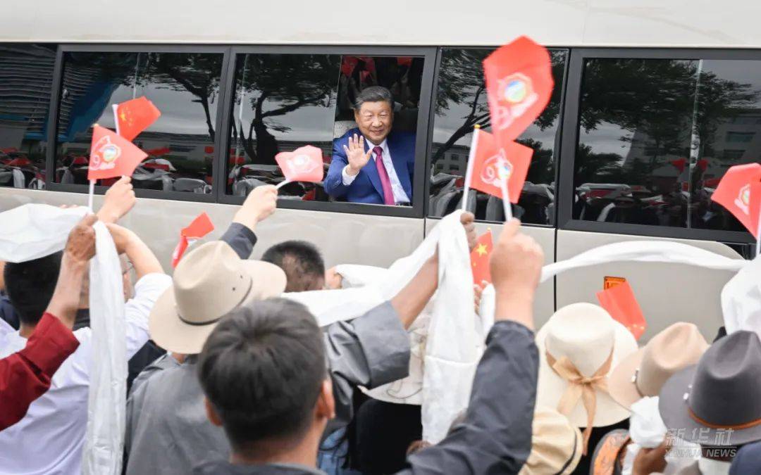 习近平率中央代表团抵达拉萨出席西藏自治区成立60周年庆祝活动