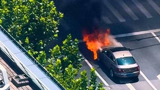 轿车起火，洒水车秒变“消防车”