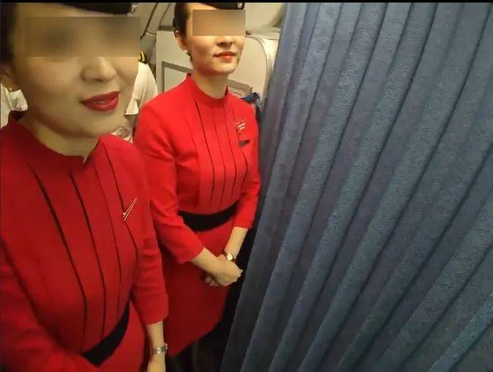 川航白金卡旅客要求摆餐遭拒刁难乘务组，资深飞友：非常愤怒，乘务长人特别好