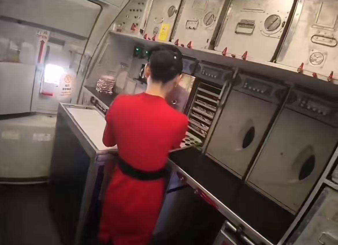 “她能摆餐，我不能？”白金卡旅客进飞机服务间要求摆餐，被拒后刁难乘务长，川航回应