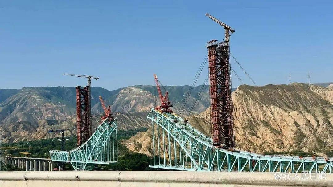尖扎黄河特大桥桥面距河面180米，施工方称赶8月底合龙时间点，夜间施工符合温度要求