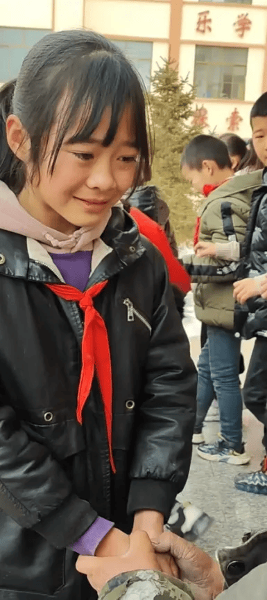 拾荒者胡雷资助的女孩不幸离世，警方通报：薛某某在家附近水池发现时已无生命体征，死因调查中