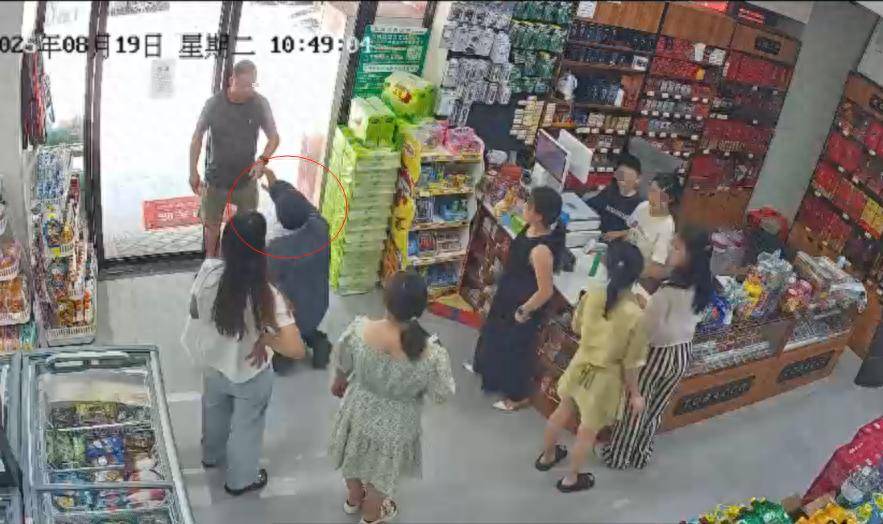 “你这个钱是假的！外地男子在德阳罗江用假钱被“小孩姐”识破 下跪求饶仍被拘
