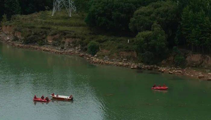 尖扎黄河特大桥坍塌事故已致12人死亡，家属：一起去的4个工人都没了