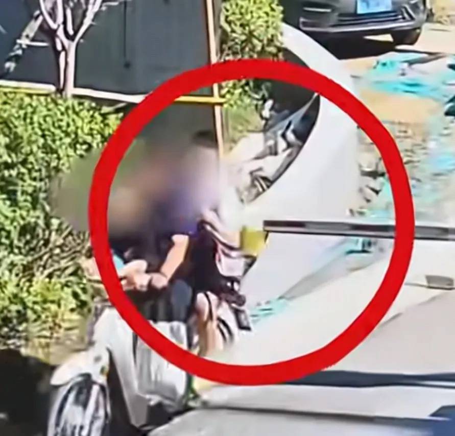 山东一女子称骑车时孩子书包刮到门禁杆，物业索赔1600元，目前警方已介入处理