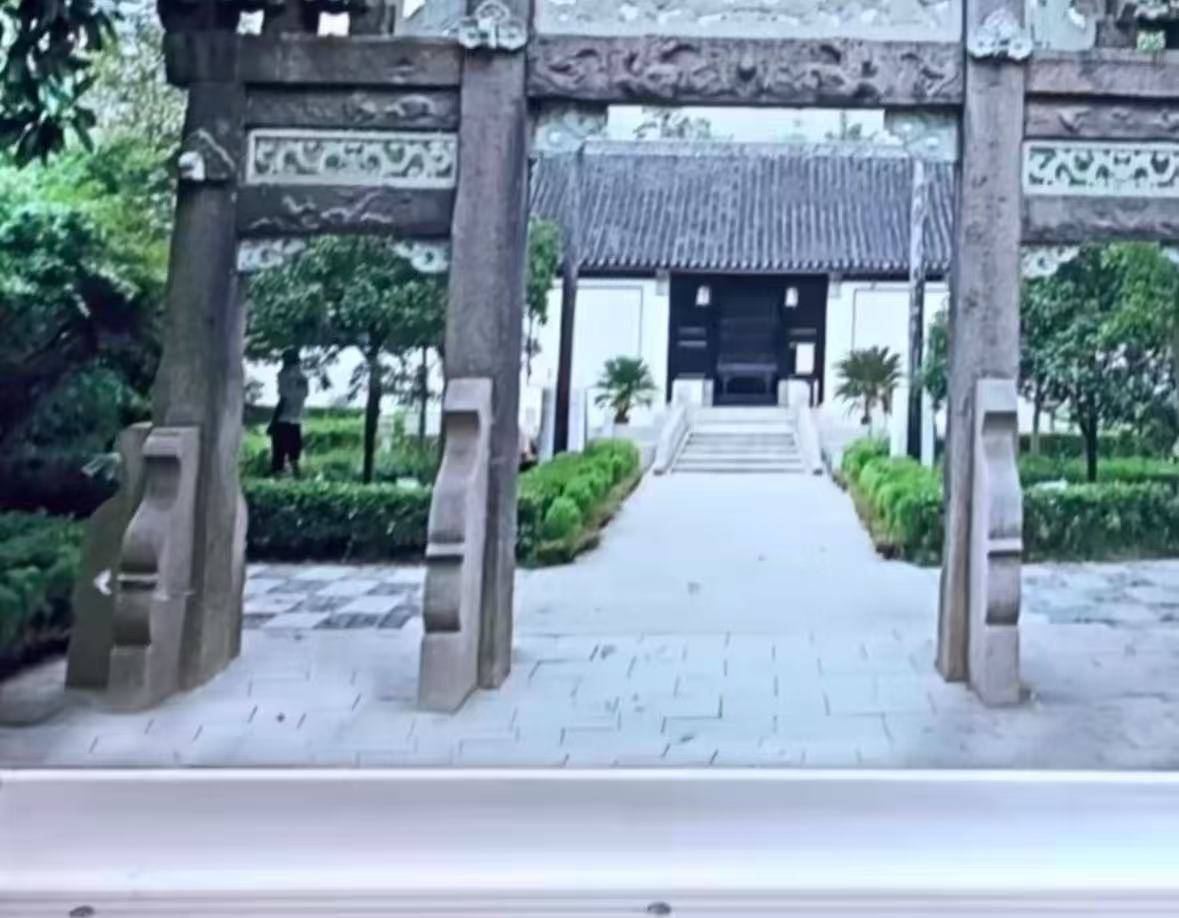无锡地铁回应车内宣传图含“不雅画面”：男子手上拿着水瓶并非小便，为避免误会将更换