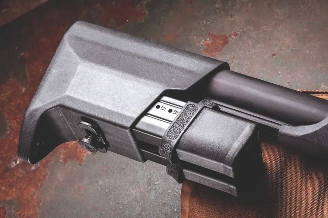 手枪口径卡宾枪,折叠后无压力装入携行包,车内!