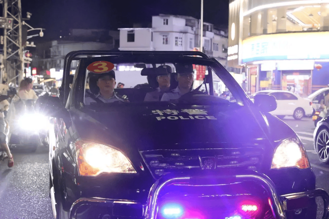 …开展"见警察,见警车,见警灯"行动瞄准重点时段