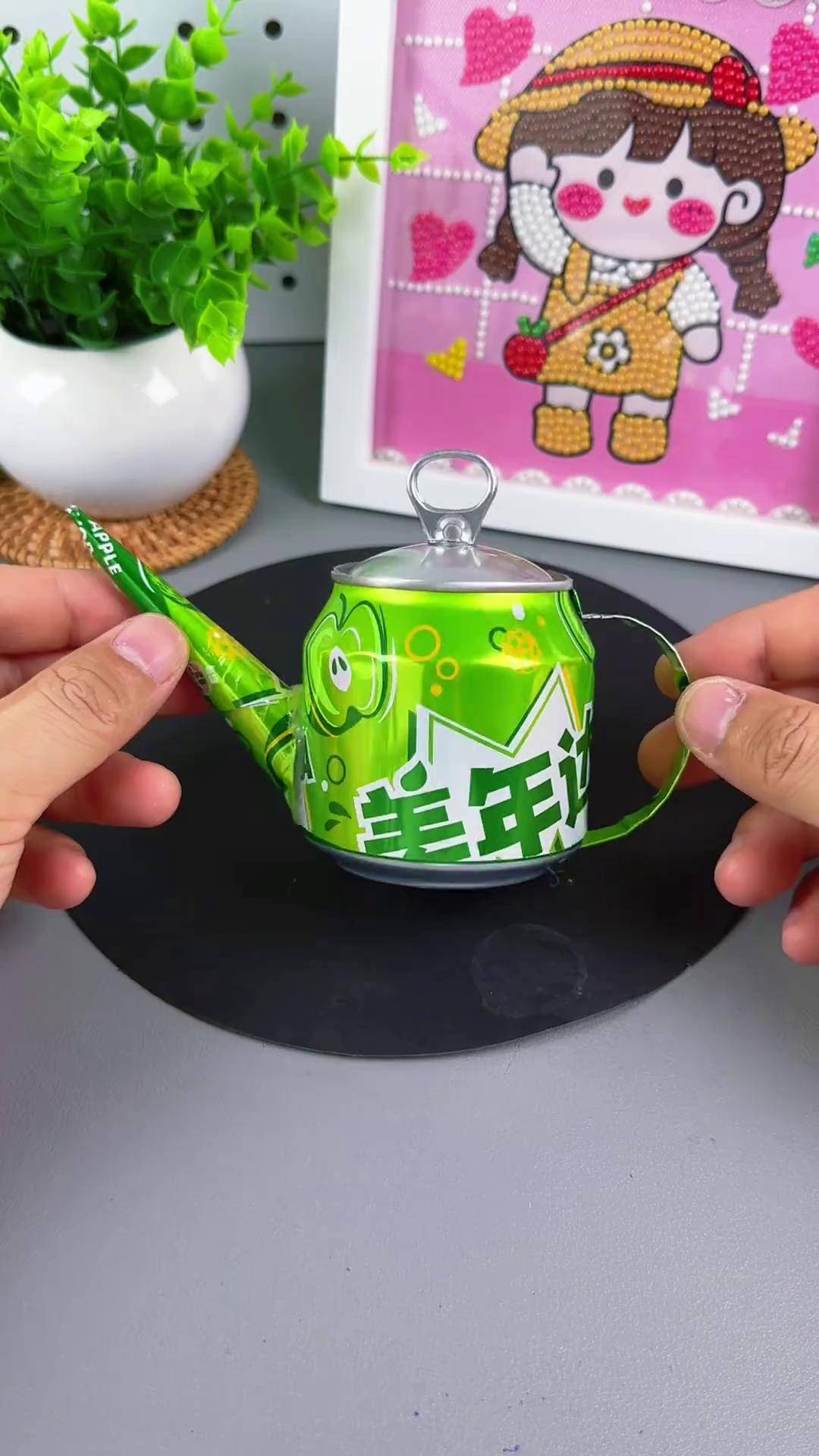 喝完的易拉罐不要丢,一起来做好玩的小茶壶吧!