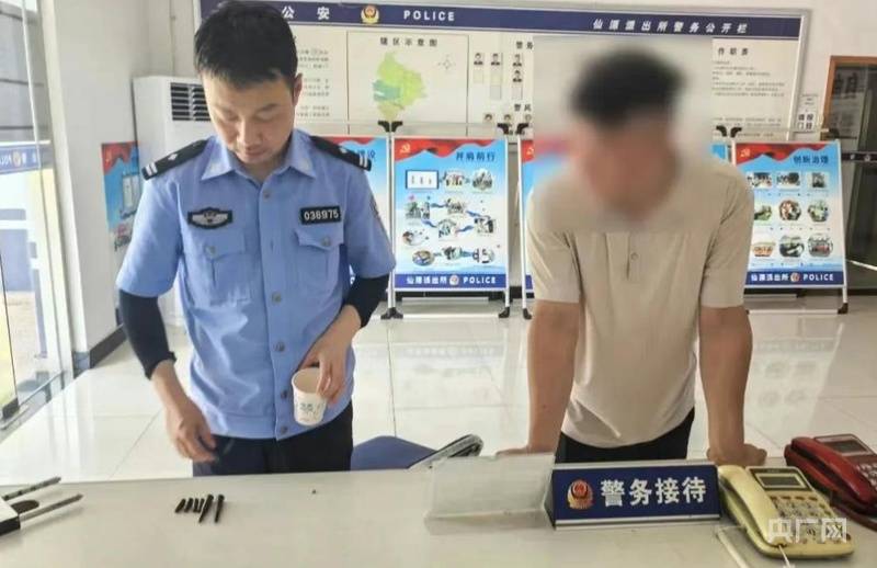 安徽黄山一男子主动上交6枚子弹 祖上曾为狩猎队员