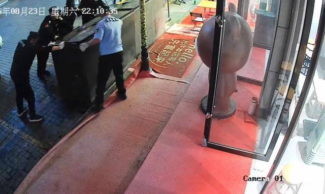 甘肃兰州一物业因界限纠纷用垃圾桶在商家店前摆成一道墙，当地街道：已经介入协调