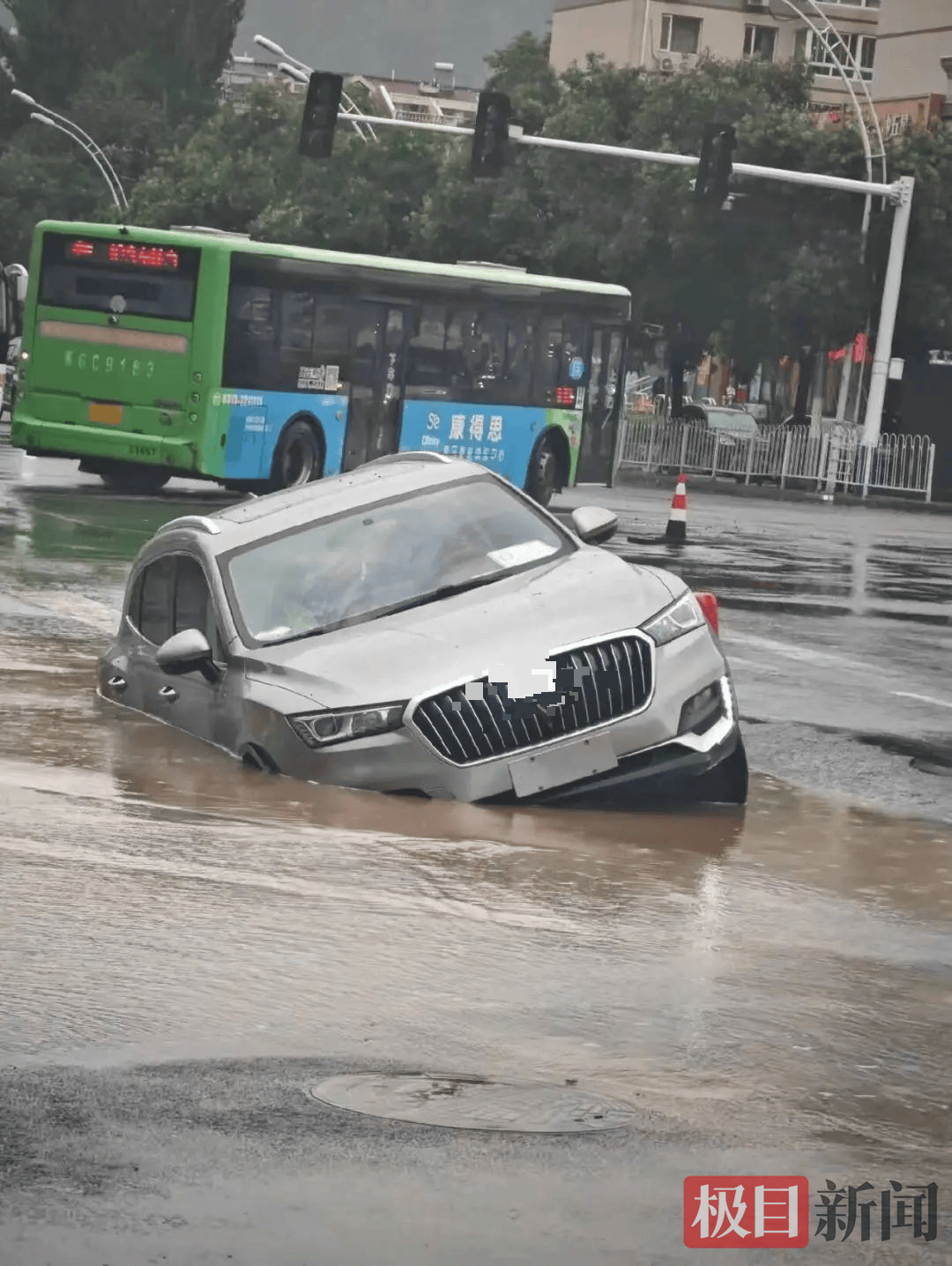 河北张家口路面塌陷出现大坑，有轿车和电瓶车掉入，当地：无人员伤亡，正在抢修管线