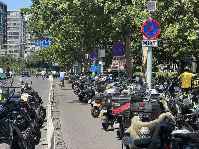 朝阳大悦城外，一连四个禁停标志都没用，就在这儿停车……