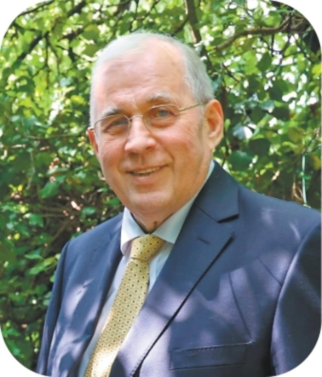 走进家中,托马斯·拉贝的书桌上满满摆放着与约翰·拉贝相关的资料和