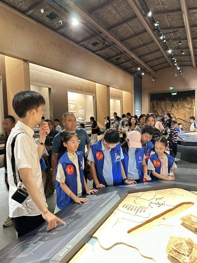 郑州市征收更新中心工会组织职工子女参观大河村遗址博物馆