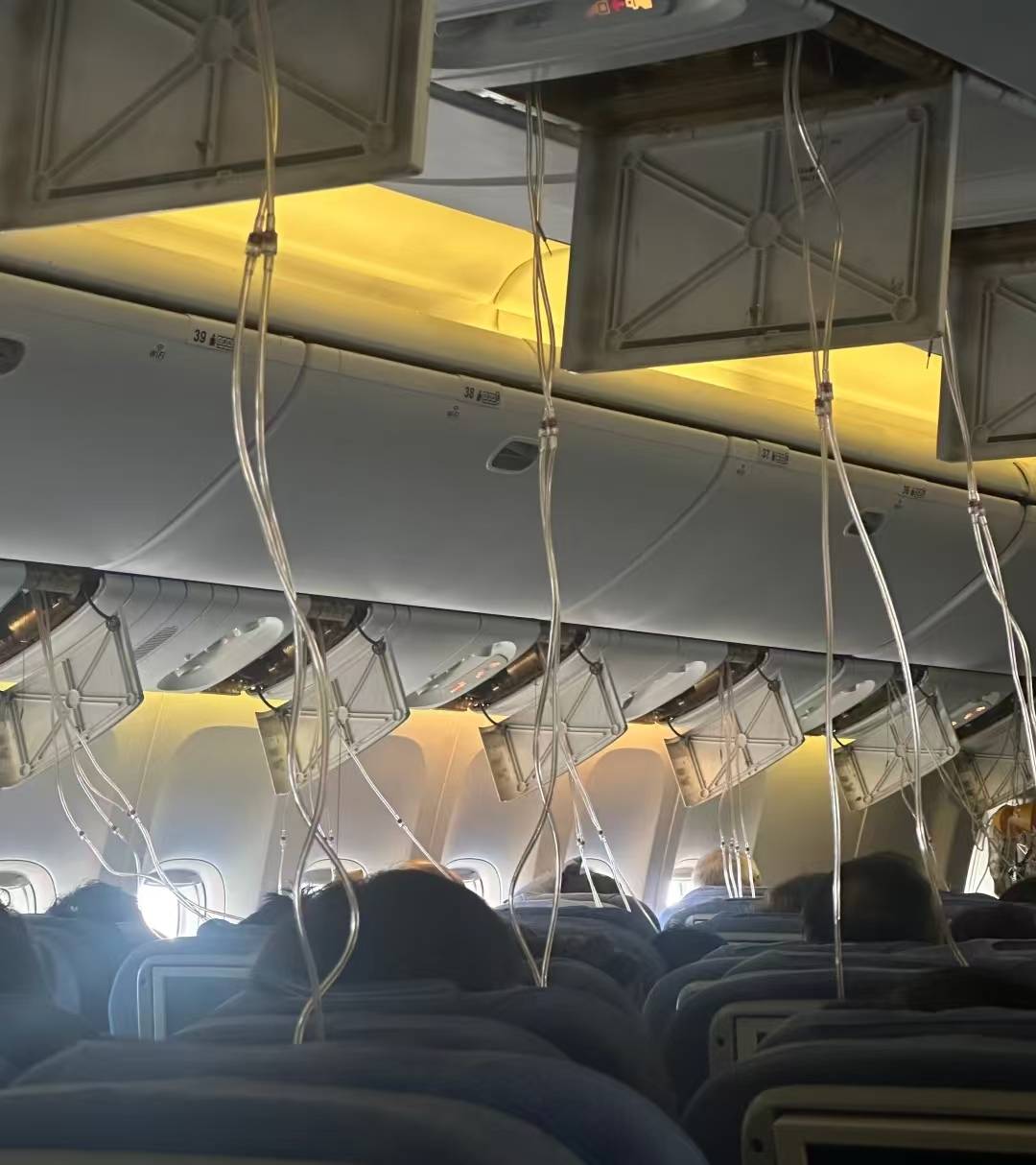 亲历者称起飞3小时后被要求戴上氧气面罩,国航通报