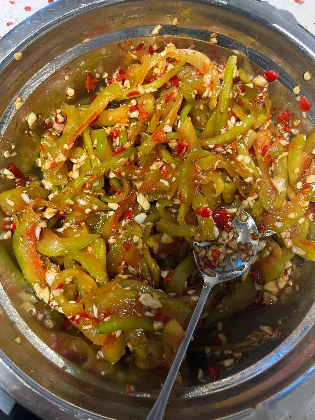 西瓜皮别扔凉拌西瓜皮这样做比果肉还美味