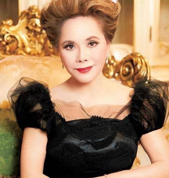 22岁成总统夫人,53岁拍全裸写真,她活出最率真自我